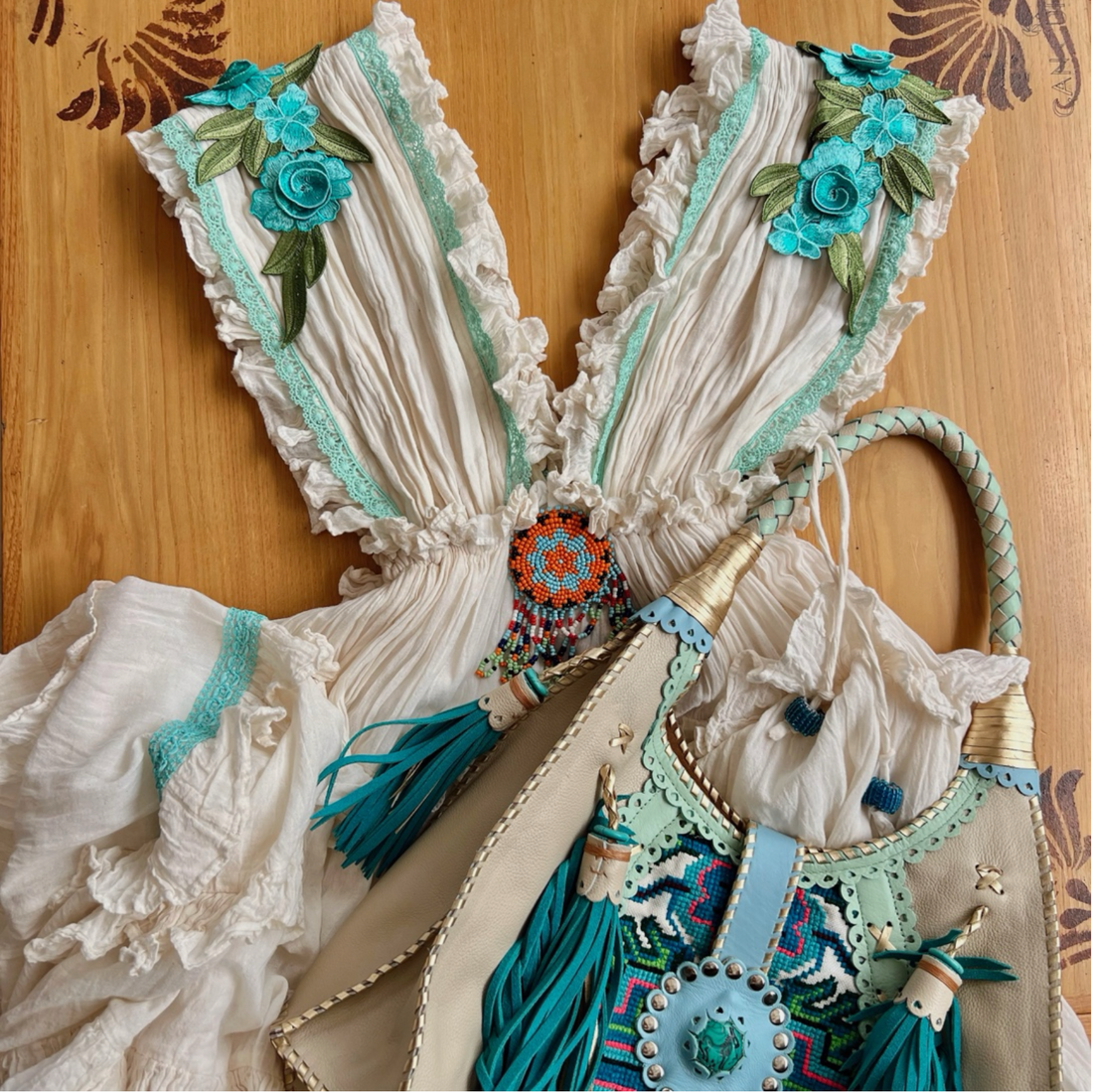 La magia de arriesgar en World Family Ibiza: cuando el color se convierte en libertad y cada prenda en un acto de amor y expresión