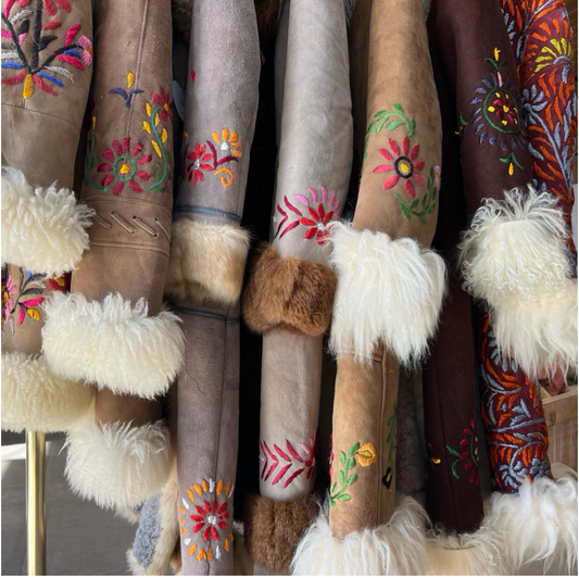 Tesoros con historia: abrigos y chalecos afganos, y nuestro bolso touareg, un homenaje a la artesanía y a la cultura