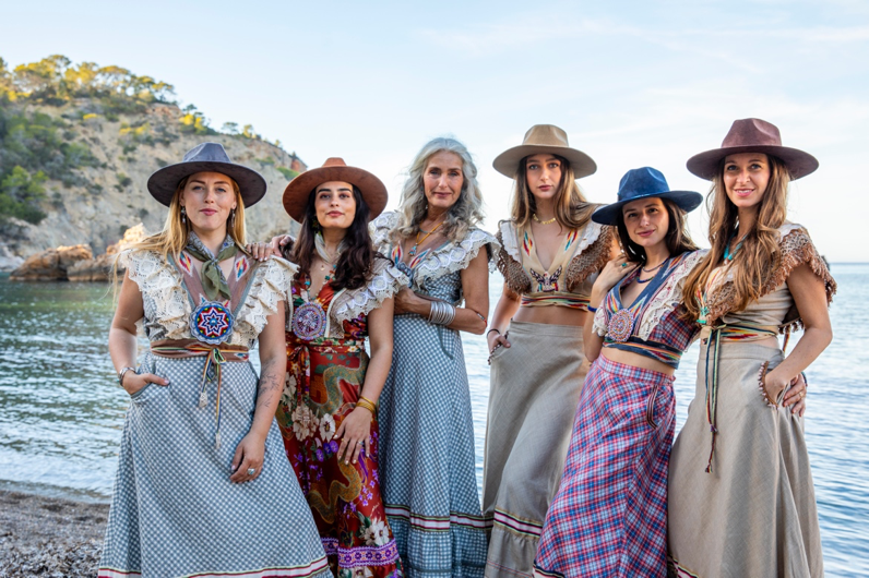 Moda artesanal: vestidos y total looks confeccionados a mano de manera tradicional en nuestro taller de Ibiza